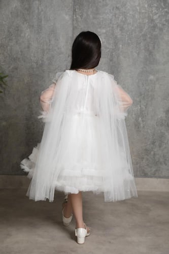 فستان بناتي أبيض بإطلالة فاخرة وعصرية