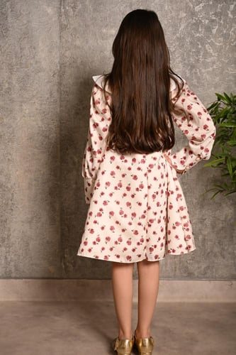 فستان بناتي أبيض مزين برسم ورود احمر