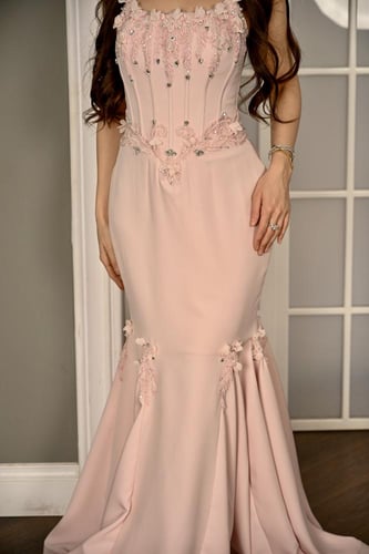 فستان سهرة طويل لون وردي مزين بالورد ميرلي