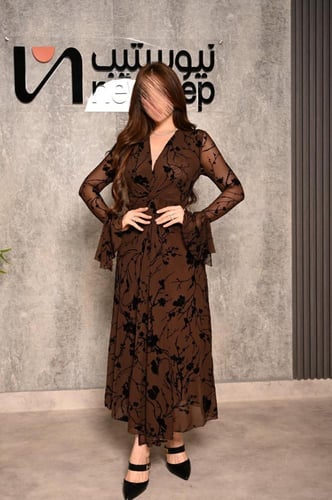 فستان ناعم وانيق بأكمام طويلة وشفافة