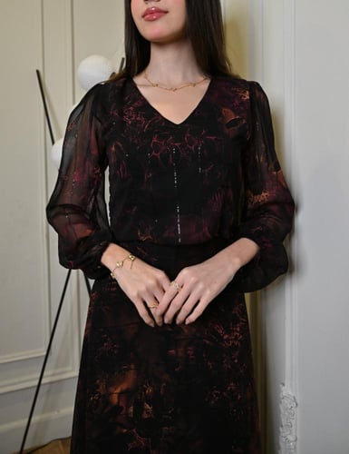 طقم تنورة وبلوزة بنقشة تجريدية ملونة