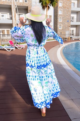 قبعة قش واسعة مع شريط أخضر بتصميم صيفي