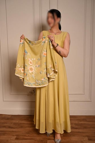 جلابية نسائية أنيقة مع حزام مطرز وأكمام مزخرفة