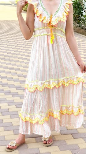 فستان صيفي أنيق بتفاصيل ناعمة وعصرية