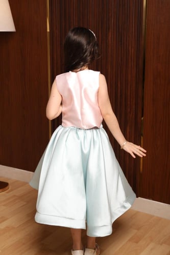 طقم بناتي ساتان وردي بتنورة تول سماوي