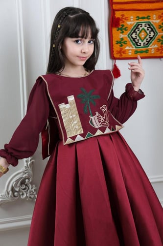 فستان بناتي فاخرة باللون العنابي بتصميم تراثي عصري