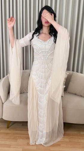 فستان سهرة ضيق بتصميم لؤلؤي جذاب