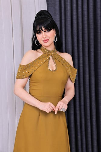 فستان سهرة أنيق بياقة مزينة وأكتاف مكشوفة