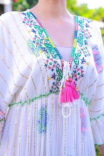 فستان صيفي مزخرف بنقوش زهور ملونة وأنيقة