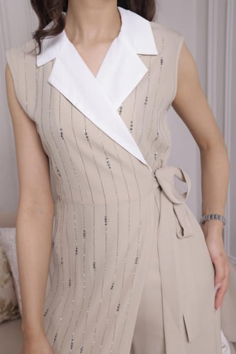 أفرول أنيق بتصميم عصري مع تفاصيل لامعة وحزام جانبي