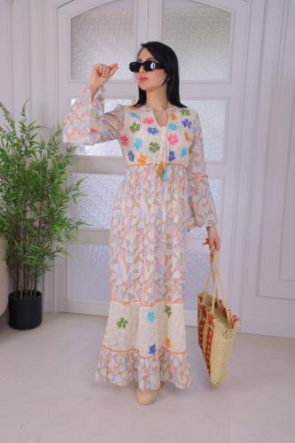 فستان صيفي مزخرف بألوان زاهية وتصميم أنثوي