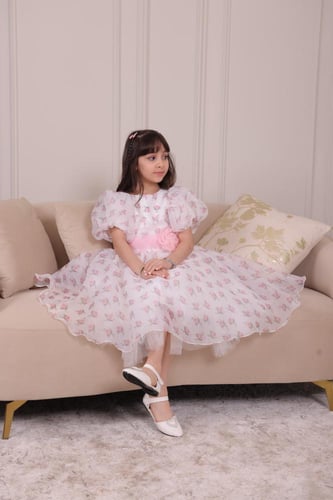 فستان بناتي بتصميم رومانسي منفوش وزهور ناعمة