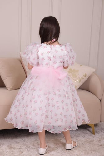 فستان بناتي بتصميم رومانسي منفوش وزهور ناعمة