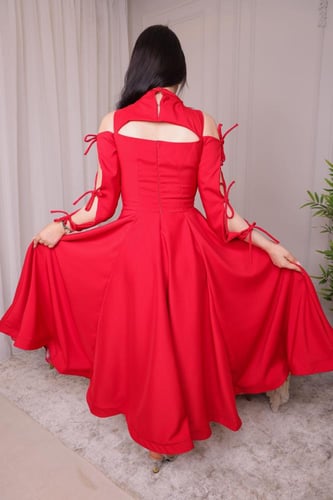 فستان أنيق باللون الأخضر الفاتح بتصميم عصري