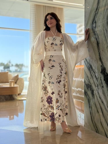 جلابية نسائية أنيقة مع نقشة زهور وعباية خارجية خفي...