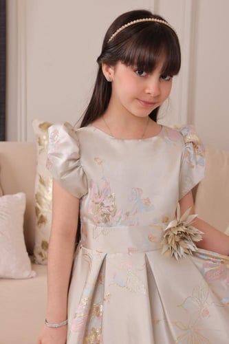 فستان بناتي فخم بنقوش ذهبية ملكية