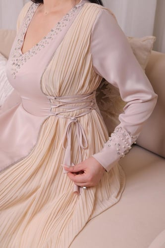 فستان بتصميم أنثوي وأنيق مع تفاصيل لؤلؤية