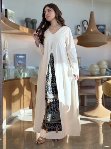 جلابية بقصة واسعة مع فستان داخلي مطرز وأكمام طويلة...