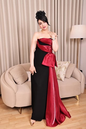 فستان سهرة أسود بتفاصيل ساتان عنابية