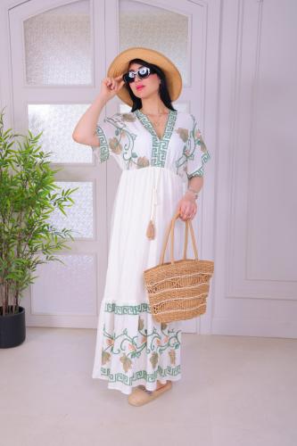 فستان صيفي طويل بتصميم أنيق وألوان هادئة