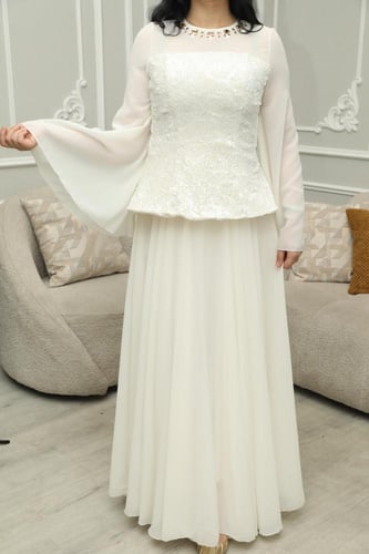 طقم العيد دانتيل بتنورة بليسيه واسعة