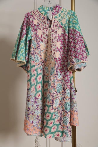 جلابية نسائي رمضانية بنقوش تراثية وألوان ناعمة