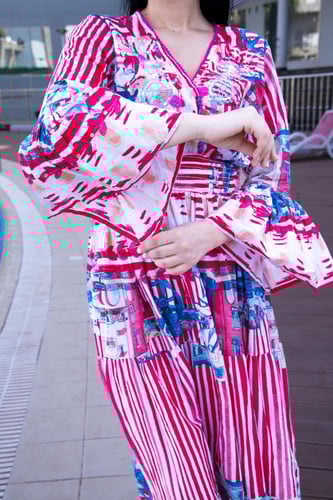 فستان مشجر بأكمام واسعة وتصميم عصري