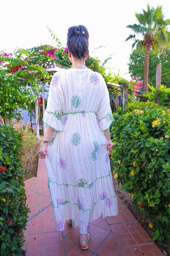 فستان صيفي مزخرف بنقوش زهور ملونة وأنيقة