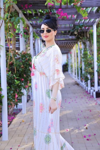 فستان صيفي مزخرف بنقوش زهور ملونة وأنيقة