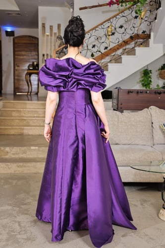فستان سهرة بنفسجي فاخر مع أكمام منفوشة