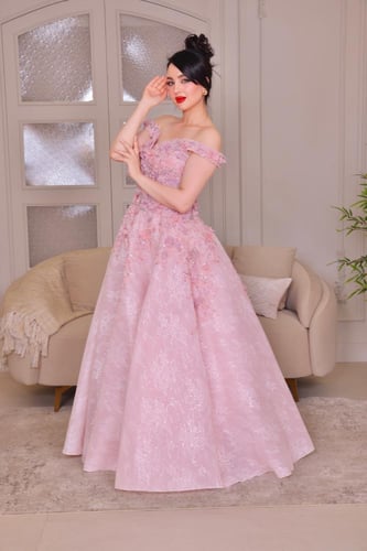 فستان سهرة بكتافة وردية مزخرفة بتفاصيل فاخرة