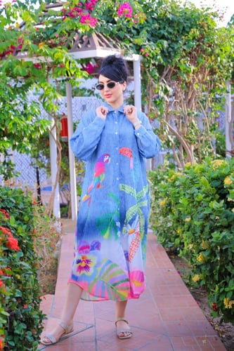 فستان صيفي مزخرف برسومات زهور وطائر ملون