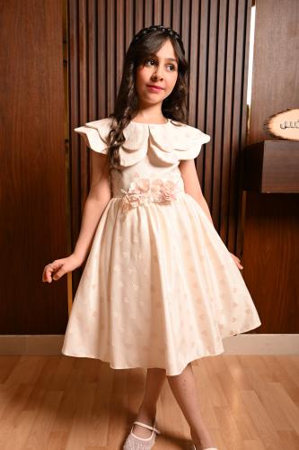 فستان بناتي بنقشة قلوب مع ياقة طبقات