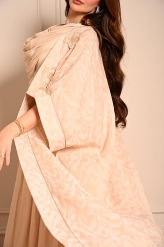 جلابية سهرة بيج لامعة بتصميم فخم -قطعتين