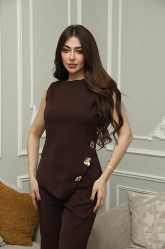 طقم العيد بتفاصيل أنيقة وبنطال واسع