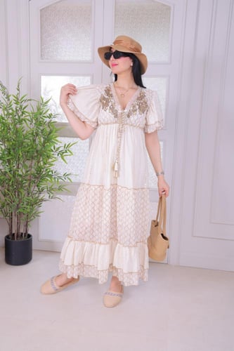 فستان صيفي مزخرف بتفاصيل دقيقة وأنيقة