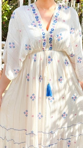 فستان صيفي أنيق بتفاصيل ناعمة وعصرية