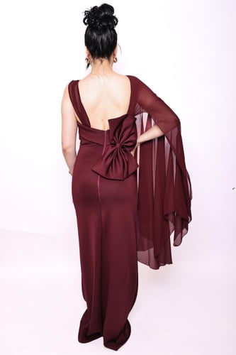 فستان سهرة أنيق بلون خمري بتصميم فخم وراقي