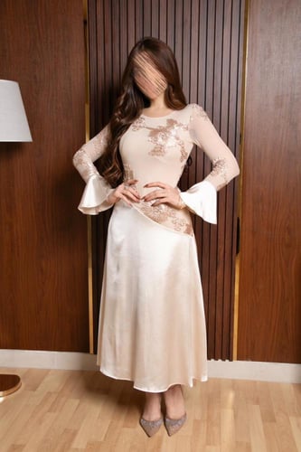 فستان انيق مزين بتطريز من الأعلى وساتان من الأسفل