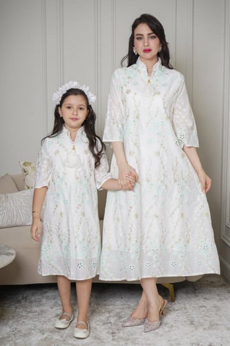 جلابية نسائي فاخرة بلون أبيض ناعم للمناسبات