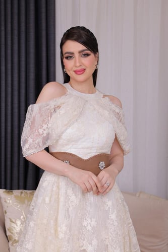 فستان دانتيل فاخر بقصة غير متماثلة وأكتاف مكشوفة