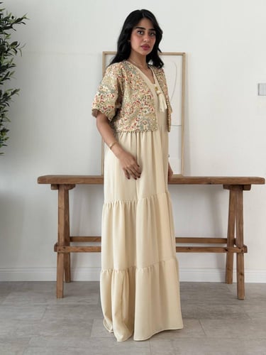 جلابية بالون البيج مع جاكيت مطرز