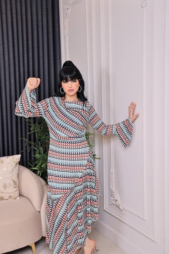 فستان طويل بتصميم هندسي عصري