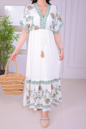 فستان صيفي طويل بتصميم أنيق وألوان هادئة