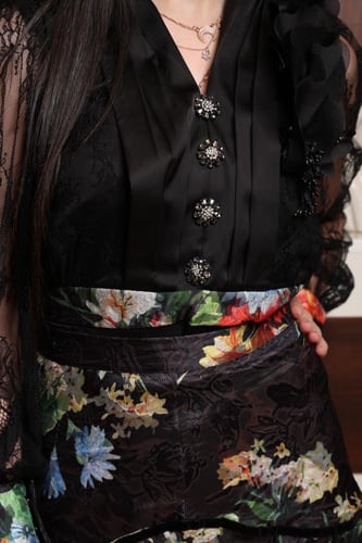 فستان العيد باكمام شفافة وتنورة مشجرة