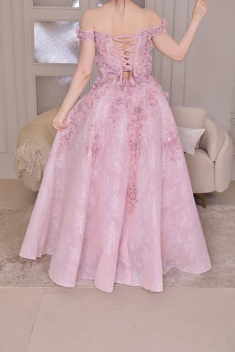 فستان سهرة بكتافة وردية مزخرفة بتفاصيل فاخرة