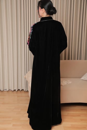 جلابية مخمل فاخرة بتصميم أنيق وراقي