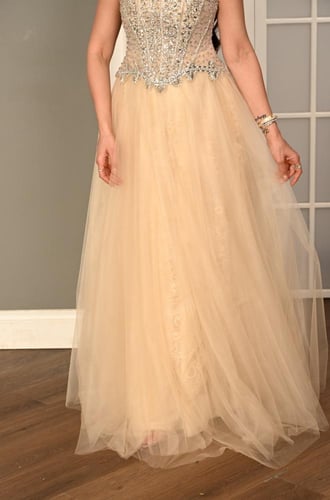 فستان سهرة ذهبي فاتح بتطريز كريستالي فاخر وقماش تو...