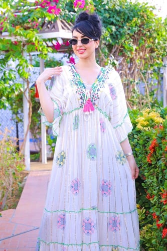 فستان صيفي مزخرف بنقوش زهور ملونة وأنيقة