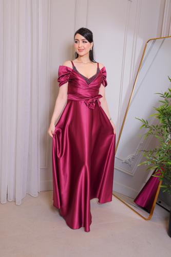 فستان سهرة حريري عنابي بتفاصيل أنثوية راقية